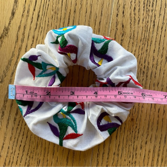 Scrunchie Embroidered - NEW - Picture 2 of 3